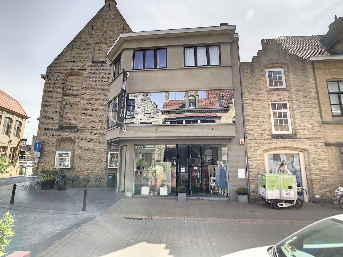 Op een hoekgelegen handelspand te huur in centrum Veurne - foto 1