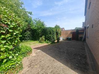 <h3><span>Vrijstaande renovatiewoning met uitzonderlijk mooie ligging in het hart van Maasmechelen</span></h3><p><span>Bent u op zoek naar een woning met karakter, ruimte en vooral een topligging? Dan is deze vrijstaande renovatiewoning in het centrum van Maasmechelen zeker een bezoek waard.</span></p><p><span>De woning geniet van een prachtige en uiterst centrale ligging, op wandelafstand van scholen, winkels, dokters, openbaar vervoer en alle dagelijkse voorzieningen. Hier woont u rustig, maar toch met alles binnen handbereik.</span></p><p><span>Voor de woning zijn er ruime parkeermogelijkheden voorzien. Daarnaast beschikt het pand over een inpandige garage met plaats voor één wagen. Achter de garage bevindt zich bovendien extra bergruimte die ideaal kan dienen als tuinberging.</span></p><p><span>Bij het betreden van de woning komt u terecht in de inkomhal. Van hieruit heeft u enerzijds via de trap toegang tot de eerste verdieping. Op deze verdieping bevinden zich vier slaapkamers, een badkamer en een zolderluik dat toegang geeft tot de ruime zolder.</span></p><p><span>Anderzijds bereikt u vanuit de inkomhal de leefruimte en de keuken. Beide ruimtes zijn afzonderlijk van elkaar ingericht, maar staan eveneens met elkaar in verbinding. Vanuit de keuken komt u in een sas dat toegang biedt tot het gastentoilet en een praktische bergruimte met stookolietank en wasplaats. De wasplaats geeft rechtstreeks toegang tot de inpandige garage. Via de achterdeur in het sas bereikt u de tuin.</span></p><p><span>Deze ruime woning biedt bijzonder veel potentieel voor wie op zoek is naar een renovatieproject op een uitstekende locatie. Dankzij de centrale ligging, de praktische indeling en de ruime bewoonbare oppervlakte vormt dit pand een ideale opportuniteit voor handige kopers die hun droomwoning volledig naar eigen smaak willen realiseren.</span></p><p><span>Interesse? Neem gerust contact op voor meer informatie of een bezichtiging:<br />Carolien@jemar.be<br />0484 35 70 67</span></p><p><span>“Dit pand kan onderhevig zijn aan de renovatieverplichting die door de Vlaamse overheid wordt opgelegd voor residentiële gebouwen. Consulteer voor meer informatie de website van het Vlaams Energie- en Klimaatagentschap via <span>https://www.energiesparen.be/renovatieverplichting-residenti%C3%ABle-gebouwen-2023</span></span><span>”</span></p><p><span> </span></p><p><span> </span></p>