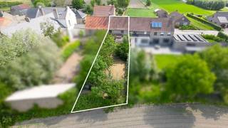 In het landelijke dorpscentrum van Pollinkhove, deelgemeente van Lo-Reninge, stellen we u deze charmante, te renoveren woning voor. Het...