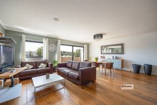 Ruim 3 slaapkamer appartement te schoten met een bewoonbare oppervlakte van 134m². Bij binnenkomst valt meteen de royale woonkamer op, die baadt in...