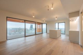 In Knokke-Heist verrijst een nieuwe landmark, naar een ontwerp van het internationaal gerenommeerd architectenbureau Jakob + MacFarlane en uitgevoerd door B2Ai.<br /><br />Dit appartement is gelegen op de 9e verdieping en genietend van een open zicht.<br />Indeling:<br />Inkomhal met gastentoilet en vestiaire. Lichtrijke leefruimte en open keuken, terras van 19,40m2. Eerste volwaardige slaapkamer en aparte badkamer (douche + dubbele lavabo + toilet). Tweede volwaardige slaapkamer en ensuite douchekamer. Derde volwaardige slaapkamer. Berging met plaats voor wasmachine en droogkast.<br />Incl. gemeenschappelijke fietsenberging + mogelijkheid tot aankoop van een inpandige privatieve kelderberging, fietsbox en garage(staanplaatsen/boxen). Qua technieken is het gebouw voorzien van een moderne afwerking en tevens voorzien van een warmtepomp in combinatie van Geothermie.<br />Hoost zorgt voor een unieke beleving en een instant vakantiegevoel.