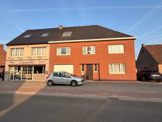 CONTACT<br />Jeroen Vandormael: jeroen@vastgoedvalkenborgh.be <br /><br />Deze ruime woning, gelegen aan de Overdemerstraat 31 te Kuringen, geniet van een uitstekende ligging in de nabijheid van het centrum van Kuringen, met een vlotte bereikbaarheid naar Hasselt, dat zich op slechts 15 minuten fietsen bevindt. <br /><br />Het eigendom beschikt over een bijzonder ruim volume en omvat onder meer een inpandige garage, een bijkomende zeer ruime afzonderlijke garage en een aangename, onderhoudsvriendelijke tuin met gazon. Deze combinatie maakt het pand bijzonder interessant voor wie op zoek is naar ruimte en potentieel op een strategische locatie. <br /><br />Momenteel is de woning ingericht in twee afzonderlijke wooneenheden, elk met eigen voorzieningen, en samen goed voor een maandelijkse huuropbrengst van € 1.050.<br />De indeling van het gebouw laat evenwel toe om, mits de nodige ingrepen, opnieuw te worden heringericht tot een ruime en volwaardige gezinswoning. <br /><br />De woning beschikt over bijzonder ruime kamers, waardoor – bij een herinrichting van het geheel – het creëren van meerdere volwaardige slaapkamers (circa vijf of meer) perfect tot de mogelijkheden behoort. De huidige indeling wijkt hiervan af, gelet op de bestaande opsplitsing in afzonderlijke wooneenheden. <br /><br />Het goed werd stedenbouwkundig vergund als eengezinswoning. De toepasselijke stedenbouwkundige verordeningen, waaronder de verordening inzake het behoud van gezinswoningen, zijn van toepassing en kunnen op eenvoudig verzoek worden bekomen via ons kantoor. <br /><br />De huidige staat van het gebouw dient evenwel in rekening te worden gebracht: het pand bevindt zich in een verouderde toestand en vraagt een grondige totaalrenovatie, waarbij een doorgedreven structurele aanpak aangewezen is. In functie van de visie van de koper kan het eigendom dan ook evenzeer benaderd worden als een opportuniteit voor herontwikkeling of vervangende nieuwbouw binnen de geldende stedenbouwkundige context. <br /><br />Dit eigendom biedt dan ook een uitgelezen kans voor kandidaat-kopers die op zoek zijn naar een project met aanzienlijke meerwaarde, hetzij via een volledige renovatie, hetzij via een doordachte herinvulling van het perceel. <br /><br />Een woning met sterke ligging, ruim volume en uitgesproken ontwikkelingspotentieel voor wie bereid is om te investeren in een grondige herwaardering van het geheel. <br /><br />TROEVEN <br />- centrale ligging nabij Hasselt <br />- ruim volume met veel potentieel <br />- inpandige én aparte ruime garage <br />- onderhoudsvriendelijke tuin <br />- huidige huuropbrengst (€ 1.050/maand) <br />- interessant renovatie- of projectpand <br /><br />BEKNOPT <br />Bewoonbare opp: 235m². <br />Oppervlakte tuin: 6are 41ca <br />EPC: 1193 en 623 kWh / (m² per jaar) – F Label <br />CV: radiatoren aardgas <br />Vraagprijs: € 325.000 <br /><br />Meer info: www.vastgoedvalkenborgh.be