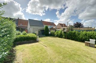 <p>Deze verzorgde halfopen bebouwing bevindt zich op een mooi perceel van ca. 360 m² in het landelijke Kortemark.</p>
<p>De woning biedt verrassend veel ruimte en licht.</p>
<p>Dankzij de recente opfrissingswerken in 2026; zonnepanelen, dakisolatie en conforme elektriciteit, is deze woning volledig klaar voor haar nieuwe bewoners.</p>
<p>Via de ruime inkom- en trappenhal betreden we de woning. De gezellige leefruimte geniet van veel natuurlijke lichtinval en is praktisch ingedeeld in een gezellige zithoek en een aparte eetplaats.</p>
<p>Aansluitend bevindt zich de functioneel ingerichte keuken met een eetplaats die uitgeeft op de tuin, uitgerust met een vaatwasser, fornuis, dampkap en degelijke opbergkasten.</p>
<p>Vanuit de keuken heeft u toegang tot een ruime, droge kelder en de wasplaats met een privatief toilet. Eveneens op het gelijkvloers: de volledig vernieuwde badkamer, uitgerust met een moderne inloopdouche en wastafelmeubel.</p>
<p>Het verdiep telt 3 volwaardige slaapkamers en 1 kleinere kamer, wat deze eigendom bijzonder geschikt maakt voor gezinnen, thuiswerkers of wie graag extra ruimte heeft.</p>
<p>Buiten geniet u eerst van een zonnige binnenkoer, gevolgd door een ruime tuinberging met tal van mogelijkheden als opslagruimte, atelier of hobbyruimte. Achteraan strekt zich een zonnige tuin uit met een prachtig landelijk verzicht, waar u in alle rust kunt genieten van het buitenleven.</p>
<p>Een verrassend ruime en energiezuinige gezinswoning zonder renovatieverplichting. Een unieke kans voor wie op zoek is naar een solide basis en deze graag verder personaliseren met een eigen decoratieve toets.</p>
<p><strong>Interesse? Contacteer Marlies@immovernack.be</strong></p>
