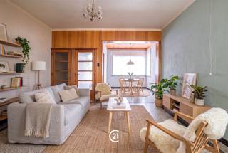 <h3><span>Te renoveren gezinswoning met grote tuin aan de voet van de Kwaremont</span></h3><p><span>Op zoek naar een woning die je nog volledig </span><span>naar eigen smaak kan renoveren én inrichten</span><span>? Dan biedt deze gezinswoning heel wat mogelijkheden!</span></p><p><span>De woning is </span><span>prachtig gelegen aan de voet van de Kwaremont</span><span>, in een groene en rustige omgeving, en toch op korte afstand van </span><span>winkels, scholen en andere dagelijkse voorzieningen</span><span>.</span></p><p><span>De </span><span>grote tuin</span><span> is zonder twijfel één van de belangrijkste troeven en biedt volop ruimte voor wie houdt van buitenleven, spelende kinderen of gewoon heerlijk genieten van de omgeving.</span></p><p><span>Een interessante opportuniteit voor wie </span><span>ruimte, ligging en potentieel</span><span> belangrijker vindt dan een kant-en-klare woning.</span></p><p><span>Maak snel een afspraak, én kom het potentieel zelf ontdekken!</span></p>