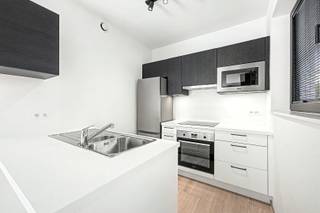Op een rustige locatie, vlak bij de Avenue Paul Hymans, bevindt zich dit prachtige gelijkvloerse appartement in een recent gebouw. Met een bewoonbare oppervlakte van ongeveer 93 m², een zonnig terras en een privatieve tuin biedt deze woning een aangename woonomgeving waar comfort en kwaliteit centraal staan.<br /><br />Bij het binnenkomen komt u terecht in de inkomhal met gastentoilet en een praktische wasruimte. De volledig uitgeruste open keuken sluit naadloos aan op de ruime leefruimte, die dankzij de grote raampartijen geniet van een overvloed aan natuurlijk licht. Vanuit de woonkamer heeft u rechtstreeks toegang tot het terras van ongeveer 10 m² en de aangename tuin, een ideale plek om te ontspannen of gasten te ontvangen.<br /><br />Het appartement beschikt over twee slaapkamers. De hoofdslaapkamer heeft een eigen badkamer en privétoilet, terwijl de andere slaapkamer gebruik maakt van een stijlvolle douchekamer. Een private kelderberging vervolledigt het geheel. Daarnaast is er een gemeenschappelijke fietsenberging aanwezig en mogelijkheid tot het huren van een parkeerplaats.<br /><br />Deze woning onderscheidt zich door haar hoogwaardige afwerking en moderne uitrusting. Zo zijn onder meer dubbele beglazing, een versterkte veiligheidsdeur, een intercom, een ventilatiesysteem met dubbele luchtstroom, een waterontharder, ingebouwde kasten, gordijnen en verlichtingsarmaturen aanwezig.<br /><br />Dankzij de uitstekende ligging, de kwaliteitsvolle afwerking en de aantrekkelijke buitenruimte is dit een appartement dat onmiddellijk weet te bekoren.<br /><br />Gemeenschappelijke kosten: € 140/maand<br />Voorschot water en verwarming: € 150/maand