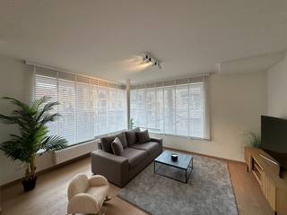 Dit recente appartement (gebouw van 2020) met één slaapkamer geniet van een centrale ligging in Knokke en biedt een aangename combinatie van comfort, licht en rust. Dankzij de mooie lichtinval baadt de leefruimte in natuurlijk daglicht. Het appartement beschikt over één slaapkamer, een badkamer met douche, een afzonderlijk toilet en een praktische berging. Daarnaast is er een gemeenschappelijke fietsenberging aanwezig en is een garage inbegrepen in de huurprijs. Het appartement bevindt zich in een kleinschalig en bijzonder rustig gebouw, ideaal voor wie comfortabel wil wonen op een centrale locatie in Knokke. De huurprijs bedraagt € 990 per maand, vermeerderd met € 80 algemene onkosten per maand.