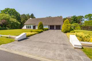 <p>Interesse of vragen? Neem gerust contact op met Erik via erik@copandi.be of via 0497/530796.</p><p></p><p>Deze open bebouwing is gelegen in Tremelo, meer bepaald in de Van Espenstraat 37. Dit is een erg rustige straat, die toch vlakbij het bruisende centrum ligt. De woning werd gebouwd in 1988 op 3 percelen bouwgrond, met een totale oppervlakte van 36a23ca. Een grote tuin dus, met bovendien achterliggend een bos. Openbaar vervoer, winkels en scholen zijn te vinden in de nabijheid.</p><p></p><p><strong>Gelijkvloers</strong><br />Deze verrassend ruime woning beschikt over een open leefruimte met keuken van meer dan 53 m² waar zithoek en eetplaats mooi in elkaar overlopen. Dankzij de open indeling geniet je van een aangenaam ruimtegevoel en veel lichtinval.</p><p>Verder bevinden zich op het gelijkvloers twee ruime slaapkamers, een bureau dat perfect kan dienen als thuiswerkplek of hobbyruimte, een badkamer, een praktische berging en een apart toilet. De centrale hal zorgt voor een vlotte verbinding tussen alle ruimtes.</p><p>Een absolute troef is de zeer ruime garage van bijna 49 m², ideaal voor meerdere wagens, opslag of een zelfstandige activiteit.</p><p></p><p><strong>Verdiep 1</strong><br />De eerste verdieping biedt uitzonderlijk veel ruimte met een grote polyvalente leefruimte van meer dan 64 m². Daarnaast bevinden zich hier nog twee zeer ruime slaapkamers van telkens bijna 30 m². Dankzij deze indeling leent de verdieping zich perfect voor een kangeroewoning, zorgwoning, praktijkruimte of extra woongelegenheid.</p><p></p><p>Deze woning in Tremelo biedt uitzonderlijk veel ruimte en flexibiliteit. Dankzij de grote leefruimtes, meerdere slaapkamers en de ruime garage is dit een unieke opportuniteit voor grote gezinnen, zelfstandigen of wie op zoek is naar een woning met diverse gebruiksmogelijkheden.</p><p></p><p>✅ Vier zeer ruime slaapkamers (meer mogelijk)<br />✅ Open leefruimte met keuken<br />✅ Bureau of hobbyruimte<br />✅ Grote garage van ca. 49 m²<br />✅ Polyvalente verdieping met tal van mogelijkheden<br />✅ Prachtig terrein van 36a23ca met achterliggend bos</p>