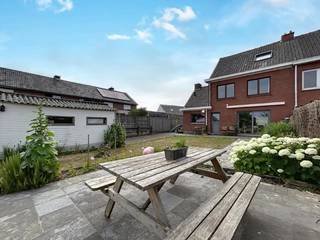 Energiezuinige, gerenoveerde woning nabij scholen, winkels en openbaar vervoer. De woning omvat een inkomhal met gastentoilet, een ruime,...