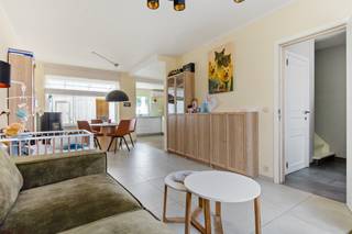 Deze ruime woning werd de voorbije jaren grondig gerenoveerd en is volledig instapklaar. Danzkij de gunstige ligging vlakbij het centrum van Kapellen bevinden winkels, scholen en het openbaar vervoer zich allen in de nabije omgeving. Via de inkomhal met gastentoilet betreedt u de woning. Van hieruit betreikt u de ruime en lichtrijke leefruimte met tegelvloer. Dankzij de grote raampartijen aan zowel de voor- als achterzijde geniet de ruimte van een aangename lichtinval. Het hoge raam aan de achterzijde zorgt tevens voor een fijn uitzicht op de westgerichte tuin. Aansluitend aan de leefruimte bevindt zich de in 2025 vernieuwde, open keuken, uitgerust van alle comfort. Daarnaast is er een praktische berging, bereikbaar vanuit zowel de keuken als de inkomhal. Op de eerste verdieping bevinden zich drie volwaardige slaapkamers en een eveneens in 2025 vernieuwde badkamer, voorzien van een inloopdouche, toilet en wastafel met meubel. Verder beschikt de woning over een ruime bergzolder, waar heel wat extra materiaal gestockeerd kan worden. Het perceel heeft een totale oppervlakte van 160 m² en is westelijk georiënteerdd, waardoor u de hele namiddag en avond van de zon kunt genieten. In de tuin bevindt zich bovendien een in 2025 vernieuwde tuinberging voorzien van elektriciteit en een overdekt terras. Uw wagens kan u eenvoudig parkeren op eigen terrein dankzij de 2 autostaanplaatsen voor de woning. Bovendien werd de woning in 2021 uitgerust met 10 zonnepanelen.