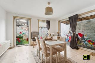 Dit kleinschalige appartementsgebouw is gelegen in een rustige en residentiële buurt in Mariakerke en vormt een interessante opportuniteit voor...
