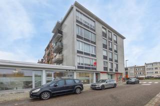 Dit appartement op de eerste verdieping heeft 2 slaapkamers ( 15m² - 13,50m²) en een terras (5m²).De living (35m²) heeft veel lichtinval.De keuken...