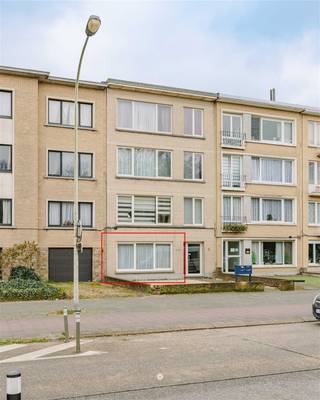 <p><span>DEURNE - </span><span>Vous êtes à la recherche d'un appartement rénové au rez-de-chaussée à Deurne ? N'hésitez pas à y jeter un coup d'œil.</span></p><p><span> </span></p><p><span> </span></p><p><span>Quelques atouts en un coup d'œil :</span></p><ul><li><span>Jardin spacieux et bien entretenu</span></li><li><span>En face de l'arrêt de tram et du parc municipal</span></li><li><span>Parking dans la rue</span></li><li><span>Prêt à emménager (rénové et </span><span>entièrement repeint</span><span>)</span></li></ul><p><span> </span></p><p><span>Aménagement :</span></p><p><span>Cet appartement est situé au rez-de-chaussée et comprend un hall d'entrée, des toilettes, une salle de bains (douche et lavabo), un espace de vie spacieux à l'avant, une cuisine bien équipée, une terrasse avec jardin, une chambre principale avec une deuxième chambre adjacente, </span></p><p><span>cuisine joliment équipée, terrasse avec jardin, chambre principale avec deuxième chambre adjacente.</span></p><p><span> </span></p><p><span>L'appartement sera prêt à être emménagé et entièrement repeint.</span></p><p><span> </span></p><p><span>Disponible</span><span>immédiatement </span></p><p><span>Loyer</span><span>: 780 Euro par mois + 50 Euro A.O. (contribution à la consommation privée d'eau et à l'électricité des parties communes).</span></p><p><span>EPC : </span><span>333</span></p><p><span> </span></p><p><span> </span></p>