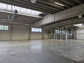 <p>Structura.biz biedt u dit magazijn aan van ca. 600 m² met een vrije hoogte van 6 meter, perfect voor opslag, productie of ambachtelijke activiteiten. Uitgerust met een grote sectionale poort (5 m x 4 m), ideaal voor gemakkelijke toegang met bestelwagens of vrachtwagens.</p>
<p>Het pand beschikt over een kantoorruimte van ca. 50 m², verdeeld over twee niveaus, inclusief toilet en waterpunt.</p>
<p> Verwarming via gasgestookte aerotherm<br /> Neonverlichting<br /> Alarmsysteem en branddetectie<br /> Lichtstraat voor natuurlijk daglicht<br /> Omheinde buitenruimte van ca. 900 m² met camerabewaking</p>
<p> Strategisch gelegen in Gembloux, vlakbij de E411, N29 en N4 – uitstekende bereikbaarheid verzekerd.</p>