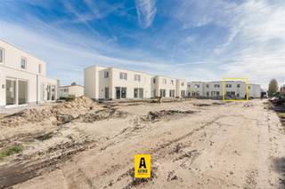 <h2><span>Te koop: Woning 12</span></h2><p><span>De Strandloper Bredene aan Zee</span><span><br /></span><span>±75 m² bewoonbaar | 3 slaapkamers | ZW-georiënteerde tuin</span></p><p><span>Een naar eigen smaak af te werken </span><span>halfopen </span><span>vakantiewoning in het recente kustproject </span><span>De Strandloper</span><span>.<br />Hier geniet je dagelijks van </span><span>rust, zee &amp; duinen</span><span> op wandelafstand van het strand.</span></p><h3><span>Volledig afgewerkt &amp; meteen instapklaar</span></h3><ul><li><span>75 m²</span><span> optimaal ingedeelde leefruimte</span></li><li><span>3 volwaardige slaapkamers</span><span> ideaal voor gezin &amp; verhuur</span></li><li><span>Zuidwest-georiënteerde tuin</span><span> zon &amp; privacy</span></li><li><span>Duurzame en energiezuinige technieken</span></li><li><span>Parkeerplaats</span><span> ( 15.000) niet in prijs inbegrepen</span></li><li><span>Uitstekende verhuurmarkt</span><span> in Bredene aan Zee</span></li><li><span>Topligging</span><span>: duinen &amp; strand vlakbij, winkels op wandelafstand</span></li></ul><p><span>Een zeldzame kans: </span><span>nieuw én strategisch gelegen</span><span>.</span></p><h3><span>Indeling &amp; afwerking</span></h3><ul><li><span>Lichtrijke </span><span>open leefruimte</span><span> met zicht op tuin</span></li><li><span>Moderne </span><span>volledig uitgeruste keuken</span></li><li><span>Strakke badkamer met:</span><ul><li><span>Hangtoilet</span></li><li><span>Douche in mineraalcomposiet + handdouche</span></li><li><span>Badkamermeubel + spiegel</span></li></ul></li><li><span>Warmtepomp lucht/lucht</span><span> + </span><span>warmtepompboiler</span></li><li><span>Zonnepanelen</span><span> voor lagere energiekosten</span></li><li><span>Duurzame, onderhoudsvriendelijke materialen</span></li><li><span>Individuele waterteller alles privé geregeld</span></li></ul><p><span>Hier woon je </span><span>comfortabel, zorgeloos en toekomstgericht</span><span>.</span></p><p><span>Bredene: natuur, rust &amp; bereikbaarheid</span></p><p><span>De ideale balans tussen vakantiegevoel en wooncomfort:</span></p><ul><li><span>Uitgestrekte duinen en strand als achtertuin</span></li><li><span>Veilig &amp; rustig domein</span></li><li><span>Horeca, winkels en recreatie </span><span>op wandelafstand</span></li></ul><p><span>Perfect als:<br />Tweede verblijf<br />Investering met hoog rendement<br />Gezinsvriendelijke kustuitvalsbasis<br />Parkeerplaats optioneel: </span><span>15.000</span><span>€</span></p><p><span> </span></p><p><span> </span></p>