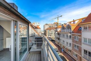 Zonnige duplex met twee terrassen en zijdelings zeezicht in Heist-aan-Zee<br />Deze verzorgde duplex, gelegen in een rustige straat vlak bij de zeedijk van Heist-aan-Zee.<br />Indeling:<br />Bovenverdieping met twee slaapkamers (waarvan één kinderkamer) en een badkamer<br />Aangename leefruimte met directe toegang tot een ruim, zuidgericht terras waar u heerlijk van de zon kunt genieten<br />Keuken aan de voorzijde met aansluitend een tweede terras met zijdelings zicht op zee<br />De grote raampartijen aan voor- en achterzijde zorgen voor een overvloed aan daglicht en creëren een open, luchtig gevoel in het hele appartement.<br />Pluspunten:<br />Kleinschalige residentie met slechts drie wooneenheden, wat zorgt voor extra rust en privacy<br />Inclusief kelderberging<br />Mogelijkheid tot aankoop van een ruime staanplaats op het gelijkvloers.<br /><br />Op wandelafstand van strand, winkels en gezellige eet- en drinkgelegenheden<br />Een ideale uitvalsbasis voor wie wil genieten van het kustleven in alle comfort.<br />Plan nu uw bezoek in!