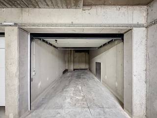 Ruime garagebox aan het Astridplein in Duinbergen. Afmetingen: diepte: 6,35-5,47m breedte: 2,85mHoogte onder poort: 1,97m...