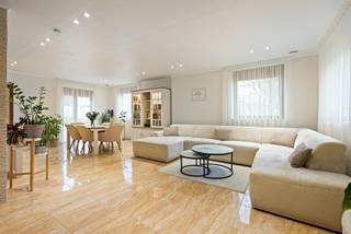 Recente woning voorzien van alle moderne comfort die, met uitzondering van enkele muren, volledig nieuw is opgetrokken en afgewerkt van 2018 - 2024. Hier is gekozen voor kwalitatieve materialen en de nieuwste technieken waardoor de woning zeer energiezuinig is (A-label).<br />De woning beschikt over 4 slaapkamers waarvan 2 op de gelijkvloerse verdieping, badkamer op de gelijkvloerse verdieping, hyper uitgeruste keuken, ruime woonkamer, berging, apart toilet, inpandige garage en fraai aangelegde tuin met bijgebouw en terras.<br /><br />U betreedt de woning via de centrale inkomhal met apart toilet. Hier heeft u toegang tot de vierde slaapkamer of bureauruimte. Ideaal voor zelfstandigen die klanten thuis wensen te ontvangen aangezien zij de privéruimtes niet moeten betreden. <br />Voorts bevindt zich de woonkamer met vooraan zicht op de weilanden en veel lichtinval. Van hieruit kan u de moderne keuken betreden die volledig is ingericht met Siemens/Miele toestellen (oven, microgolf, koffietoestel, stoomoven, vaatwasmachine, koelkast, diepvriezer, inductievuur). Deze is ook ingericht met veel opbergkasten en ruim kookeiland. Naast de keuken vindt u een extra bergruimte terug met toegang naar de kelder. Verder bevinden er zich op de gelijkvloerse verdieping een extra slaapkamer, alsook de zeer praktische badkamer. De badkamer is volledig betegeld en geïnstalleerd met inloopdouche, ligbad, toilet en dubbele lavabo. <br /><br />De eerste verdieping voorziet de woning van 2 extra ruime slaapkamers. Vanuit de master bedroom heeft u een prachtig uitzicht over de uitgestrekte weilanden. <br /><br />Bovendien beschikt de woning over een inpandige garage met automatische poort.<br /><br />Bijzonderheden:<br />- rustige locatie vlakbij de autosnelweg naar Antwerpen en Eindhoven, creche, kleuter -en lagere <br /> school, winkels etc.<br />- Energiezuinige woning met zonnepanelen en vloerverwarming (label A, E-peil 51)<br />- Komende 4 jaar vrijgesteld van betaling onroerende voorheffing<br />- Domotica<br />- Hoogwaardige afwerking