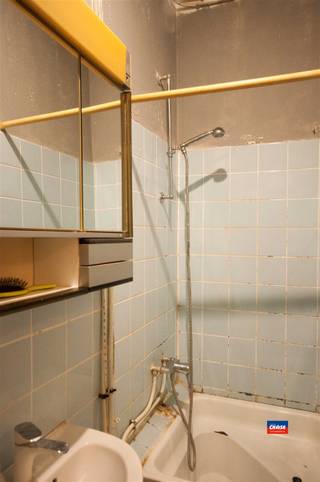 <p><span>HOBOKEN - TE RENOVEREN GELIJKVLOERSAPPARTEMENT MET 1 SLAAPKAMER EN GROTE TUIN - EPC 387 kWh/m²jaar. Indeling als volgt : inkomhal - woonkamer - douchekamer met toilet - grote slaapkamer - gesloten keuken - veranda - fietsenbergplaats - grote tuin met achteraan een magazijn (44m²). Het appartement is momenteel verhuurd. Geen gemeenschappelijke maandelijkse kosten. Het appartement is gelegen nabij het centrum van Hoboken, winkels, scholen en openbaar vervoer.</span></p>