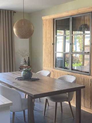 Instapklare rijwoning in perfecte staat vlakbij dorpscentrum, winkels, school, openbaar vervoer, invalswegen (E34) en de rust van de Clingse...