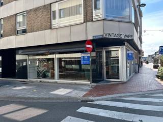 Op zoek naar een <strong>handelspand </strong>met een <strong>sterke commerciële ligging?</strong> Dit pand bevindt zich op een hoeklocatie in het centrum van Roeselare en biedt dankzij de <strong>grote raampartijen</strong> heel wat visibiliteit voor jouw zaak.<br />Het handelspand heeft een totale oppervlakte van 84 m² en beschikt over een ruime winkelruimte die flexibel kan worden ingericht volgens de noden van jouw activiteit. De grote raampartijen zorgen niet alleen voor een opvallende etalage, maar brengen ook veel natuurlijk licht naar binnen.<br />Naast de winkelruimte beschikt het pand over een kitchenette, toilet, praktische berging en kelder. Centrale verwarming is aanwezig.<br />Dankzij de centrale ligging en goede zichtbaarheid is dit pand geschikt voor verschillende commerciële activiteiten, zoals een winkel, kantoor, showroom of dienstverlening.<br />Ontdek ter plaatse of deze locatie past bij jouw onderneming. Neem contact op op het nummer 0475/31 73 07.