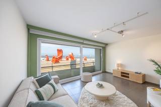 RESIDENTIE COMMODORE – EXCLUSIEF TWEE-SLAAPKAMERAPPARTEMENT OP DE ALBERT I PROMENADE<br />Dit stijlvol afgewerkte appartement is gelegen op de eerste verdieping van de prestigieuze Residentie Commodore, op de Albert I Promenade te Oostende.<br />De indeling omvat een inkomhal, een lichtrijke woonkamer met volledig ingerichte open keuken, een praktische berging en een afzonderlijk toilet. Verder zijn er twee slaapkamers, waarvan één met badkamer en suite en één met een eigen douchekamer.<br />Vanuit de woonkamer en het terras geniet u van een prachtig zicht op zee en de strekdam. Een individuele kelder is inbegrepen. Garagebox 53 in de residentie kan afzonderlijk worden aangekocht voor € 85.000.<br />• Opp.: 95 m² + 8 m² terras<br />• Prestigieuze residentie met geen grote werken gepland<br />• KI: € 1.293<br />• Individuele kelder inbegrepen en gemeenschappelijke fietsenberging aanwezig<br />• EPC: 117 kWh/m² jaar – Label B<br />• Mogelijkheid tot aankoop van garagebox 53: € 85.000