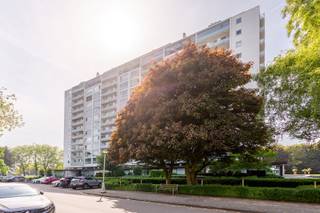 Opendeur: 15/11, 10.00 – 12.00 uur, op afspraak<br />Gelegen aan het Rucaplein, op korte afstand van park Den Brandt en het het Nachtegalenpark, evenals van scholen, de universiteit, winkels, recreatieve voorzieningen en uitstekende verbindingen met het openbaar vervoer en snelwegen. Het gebouw is goed onderhouden en dat merk je meteen bij het betreden van de inkomhal. Het ruime appartement bevindt zich op de 6de verdieping en valt op door de overvloed aan lichtinval, waardoor je kunt genieten van een prachtig uitzicht vanaf zowel het voorste terras als de 2 terrassen aan de achterzijde.<br />De inkomhal is ruim en biedt veel mogelijkheden. Tevens is er een aparte ruimte voor de wasmachine en droogkast.<br />De keuken is van alle gemakken voorzien en grenst aan het 1ste zonneterras. Aangrenzend vind je de woonkamer.Vanuit de woonkamer bereik je via de centrale hal, die voorzien is van ingemaakte kasten. Daarnaast is er een extra kamer die kan dienen als berging. Verder zijn er een apart WC, een 1ste badkamer met douche en wastafel, en een 2de badkamer met een bad, WC en dubbele wastafel.<br />Aan de achterzijde bevinden zich 3 slaapkamers, waarvan 2 toegang geven tot het 2de en 3de terras.<br />Het appartement beschikt tevens over een berging en een ondergrondse staanplaats, die voor €20.000 mee aangekocht kan worden. Daarnaast is er een gemeenschappelijke fietsenstalling en afvalberging aanwezig.<br />EPC B-P-score C & G-score B-stedenbouw Vg-Wg- Gmo- Gvkr- Gvv<br />Info: www.walls.be of 03 233 33 00