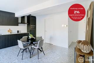 <h2><span>Instapklaar en energiezuinig appartement in de Burgemeester Bollenstraat in Hasselt</span></h2>
Welkom in de Burgemeester Bollenstraat, een rustige en centraal gelegen straat kortbij het centrum van Hasselt. Hier vind je een instapklaar appartement te koop dat comfort, duurzaamheid en locatie perfect combineert. Ideaal voor wie comfortabel wil wonen of investeren in kwalitatief vastgoed.<br /><br />De lichtrijke leefruimte in dit appartement sluit aan op een moderne open keuken, afgewerkt met kwalitatieve en duurzame materialen. De slaapkamer heeft een parketvloer, en de badkamer is ingericht met inloopdouche en lavabo. Een apart gastentoilet en vloerverwarming zorgen voor extra wooncomfort. <br /><br />Dankzij de combinatie van een warmtepomp, zonnepanelen en EPC A, woon je hier heel energiezuinig. Er is ook een wachtleiding voorzien voor het plaatsen van een laadpaal.<br /><br /><strong>Wat is er INBEGREPEN?</strong>
<ul>
<li>Gemeenschappelijke fietsenberging</li>
<li>Het appartement is professioneel geschilderd ter waarde van € 6.000</li>
<li>Verlichting werd reeds geïnstalleerd ter waarde van € 1.500</li>
</ul>
<strong>Zin om dit appartement van dichtbij te ontdekken?</strong><br />Mail carine@optie-m.be of bel haar op 0478 41 58 70. Ze maakt graag tijd voor jou!<br /><br />*Prijs is exclusief kelderberging en aansluitkosten<br /><br />Wens je graag een gratis en vrijblijvende schatting van je woning? Contacteer ons gerust voor een afspraak.<br /><br />VG - WG - GMO - GVKR - GVV