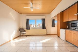 <p>Halfopen huis in het centrum van Niel, vlakbij groen, recreatie en alle dagelijkse voorzieningen.</p>
<p> </p>
<p>Deze woning in de Boomsestraat combineert een centrale ligging met een praktische indeling en aangename leefruimtes. Dankzij de nabijheid van winkels, openbaar vervoer, scholen en recreatiemogelijkheden geniet u hier van optimaal wooncomfort in het hart van Niel. De ruime leefruimte en grote slaapkamer bieden tal van mogelijkheden voor starters, alleenstaanden of koppels. Bovendien zorgt de zolderruimte voor extra opslag of potentieel naar eigen invulling. Een interessante woning voor wie een huis wil kopen op een goed bereikbare locatie in Antwerpen.</p>
<p> </p>
<p>Belangrijkste ruimtes:<br />• Ruime woonkamer met aangename leefruimte<br />• Functionele bureauruimte ideaal voor thuiswerk<br />• Grote slaapkamer met veel mogelijkheden<br />• Badkamer<br />• Praktische hal en apart toilet<br />• Zolder geschikt als bergruimte of hobbyruimte<br />• Zeer ruime kelder</p>
<p> </p>
<p>Troeven:<br />• Centrale ligging vlakbij het centrum van Niel<br />• Groen en recreatie in de nabije omgeving<br />• Winkels, scholen en openbaar vervoer binnen handbereik</p>
<p> </p>
<p>Neem vandaag nog contact op met je ERA-makelaar voor een bezoek.</p>
<p> </p>
<p>JOUW DROOMHUIS. ZO GEVONDEN!</p>