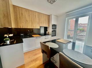 <p>Stijlvol gelijkvloers appartement te huur in het hart van Zottegem.</p><p>Op zoek naar een comfortabele en instapklare woonst op een toplocatie? <br />Dit prachtige gelijkvloers appartement combineert modern wooncomfort met de charme van Zottegem.</p><p>Het appartement voorziet een ruime en gezellige leefruimte, mooie vernieuwde keuken met aansluitend een terras,  3 slaapkamers, 2 toiletten,<br />en een mooie vernieuwde badkamer.<br />Verder heb je ook nog een berging in de kelder + een autostaanplaats</p><p>Benieuwd naar dit mooie appartement?<br />Vraag uw bezoek aan via onze website www.immodhondt.be </p>