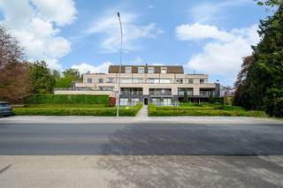 This move-in ready apartment, located in Bellestraat, is in an excellent location just outside the city center, with easy access to major...