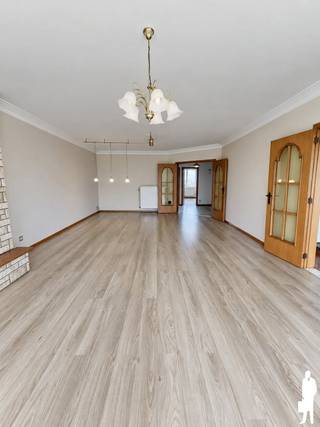 <p><span>Dit appartement aan Ter Rivierenlaan 17 biedt 115 m² woonruimte, drie slaapkamers en een terras.</span></p>
<ul>
<li><span>Lichtrijke woonkamer</span></li>
<li><span>3 slaapkamers</span></li>
<li><span>2 aparte toiletten</span></li>
<li><span>Terras</span></li>
<li><span>Inpandige garage, €150 per maand </span></li>
<li><span>EPC B</span></li>
</ul>