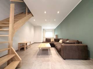 <p><span>Charmante, recent gerenoveerde woning op toplocatie nabij het centrum</span></p><p><span>Op zoek naar een instapklare woning met karakter, comfort én een vlotte bereikbaarheid? Dan is deze gezellige woning zeker een bezoek waard. Gelegen op korte wandelafstand van diverse handelszaken en met een uitstekende verbinding naar de E17, combineert deze woning rustig wonen met alle dagelijkse voorzieningen binnen handbereik.</span></p><p><span>De woning werd recent smaakvol gerenoveerd en beschikt over een aangename tuin en een garage, te bereiken via achterliggend baantje. Binnenin geniet u van een warme en gezellige sfeer dankzij de lichtrijke leefruimte en de ruime, volledig ingerichte keuken. Verder vindt u op het gelijkvloers een praktische berging en een moderne badkamer met inloopdouche en toilet.</span></p><p><span>Op de eerste verdieping bevindt zich een ruime slaapkamer en een apart toilet. De zolderverdieping werd ingericht als tweede kamer en kan perfect dienen als slaapkamer, bureau of hobbyruimte.</span></p><p><span>Troeven:</span></p><p><span>Recent gerenoveerd </span></p><p><span>Instapklaar </span></p><p><span>Gezellige tuin en garage </span></p><p><span>Centrale ligging nabij winkels </span></p><p><span>Vlotte verbinding met E17 en andere uitvalswegen</span></p><p><span>Onmiddellijk beschikbaar </span></p><p><span> </span></p><p><span>Een ideale woning voor wie comfortabel en centraal wil wonen.</span></p><p><span> </span></p><p><span>Verdere info of een bezoek ter plaatse contacteer Immo Twins 052/55.55.55 of info@immotwins.be</span></p>