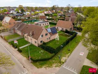 Op zoek naar een ruime, instapklare én energiezuinige woning in Turnhout mét extra mogelijkheden voor werk of opslag? Deze prachtig gerenoveerde woning aan de Tielendijk 125 combineert comfort, ruimte en moderne technieken met een praktisch en ruim bijgebouw.
Ruimte en indeling:
Deze sfeervolle woning beschikt over 4 volwaardige slaapkamers, waarvan één op het gelijkvloers en momenteel in gebruik als praktijkruimte, met de mogelijkheid om een 5e slaapkamer te creëren. Ideaal voor grote gezinnen, thuiswerk of hobbyruimtes.
De lichtrijke leefruimte vormt samen met de ruime volledig geïnstalleerde keuken het hart van de woning. Dankzij de grondige renovatie geniet u hier van hedendaags wooncomfort zonder zorgen.
Technisch en energiezuinig sterk uitgerust:
Zonnepanelen met thuisbatterij
Zonnecollectoren
CV-haard
Snellader voor elektrische wagen
Regenwatervijver met recuperatiesysteem ca.30.000 L.
met aansluiting op toiletten, wasmachine.
Automatische sproei-installatie voor de tuin
Bovendien werden alle sanitaire leidingen volledig vernieuwd tot aan de straat, inclusief in de tuin.
Extra troeven:
Volledig gerenoveerde woning
Kruipruimte onder de volledige woning
Duurzame en toekomstgerichte investeringen
Flexibele indeling met uitbreidingsmogelijkheden
Ruim bijgebouw met zolder met ca.165 m² gebruiksoppervlakte:
Ideaal voor zelfstandige activiteit en perfect als atelier, werkplaats of opslagruimte
Ligging:
Gelegen op een zeer gunstige locatie in de groene rand van Turnhout, met vlotte verbindingen naar E-34 alsook naar Kasterlee-Geel E-313.
Kortom:
Een uitzonderlijke eigendom die wonen en werken perfect combineert, met veel ruimte, moderne technieken en een sterke focus op energiezuinigheid.
Interesse?
Contacteer ons vandaag nog voor een bezoek en ontdek zelf de vele mogelijkheden van deze unieke woning!
Vermelde afmetingen en oppervlaktes zijn indicatief.