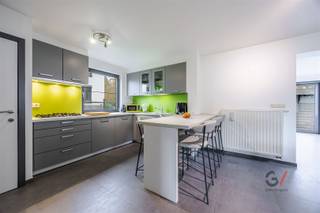 <p>Deze ruime gezinswoning biedt alles wat je nodig hebt om écht thuis te komen!</p><p>De woning telt vier slaapkamers, waaronder een ruime master bedroom met een handige dressing — een plek om je dag rustig te beginnen en in stijl af te sluiten. De twee toiletten, aparte wasplaats en kelder maken het leven net dat tikkeltje praktischer. Achter de keuken bevindt zich een gezellige bijruimte waar je kunt ontspannen, werken of samen zijn. Dankzij de grote schuifraam geniet je van een directe verbinding met de tuin: een weelderige, groene oase waar kinderen kunnen ravotten en waar jij in alle rust van de zon of een goed boek geniet.</p><p>Ook de ligging van deze woning is een echte troef. Op wandelafstand vind je winkels, scholen, apothekers en zelfs een frituur voor wie graag op vrijdagavond een goeie friet meepikt. Alles wat je nodig hebt, ligt binnen handbereik, terwijl je thuis toch omringd bent door rust en groen.</p><p>Kom deze woning ontdekken en maak vandaag nog jouw afspraak voor een bezichtiging met Kim van Gilles vastgoed (0479 71 55 87). </p>