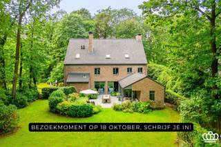 <p><span>Bezoekmoment op zondag 18 oktober!</span></p><p><span>Inschrijven kan via <span>info@allure-re.com</span></span><span> of bel op het nummer 03.666 30 66.</span></p><p><span> </span></p><p><span>Verscholen in het groen van Heide ligt deze uitzonderlijke landelijke villa met extra woonunit (450 m² + 90 m²), een royaal en flexibel familiehuis op een perceel van ca. 3.800 m², op wandelafstand van de Kalmthoutse Heide en de dorpskern van Heide-Kalmthout. </span></p><p><span>De villa leent zich perfect voor grote gezinnen, meergeneratiewonen, zorgwonen of een stijlvolle combinatie van wonen en werken. Een zeldzame kans met veel mogelijkheden!</span></p><p><span> </span></p><p><span>INDELING</span></p><p><span><br /></span><span>De hoofdwoning</span></p><p><span><br />Gelijkvloers:</span></p><p><span>Royale inkomhal op natuursteen met vide, een gastentoilet en een bergruimte. Dubbele deuren geven uit op de open leefruimte op parket onderverdeeld in een zithoek met openhaard (casette) en grote ramen uitkijkend over de achtertuintuin, een eethoek en doorgang naar een gezellige TV kamer met openhaard (casette). Ruime luxe leefkeuken met hoge plafond, voorzien van alle hedendaagse (nieuwe) inbouwapparatuur en een Lacanche fornuis, de grote raampartijen bieden directe toegang tot het gezellige terras. Aanpalend nog een bijkeuken / wasplaats.</span></p><p><span> </span></p><p><span>1</span><span><sup>e</sup></span><span> verdieping:</span></p><p><span>Via de houten trap in de inkomhal toegang tot de nachthal op de eerste verdieping die uitgeeft op 3 ruime slaapkamers, een badkamer met ligbad, dubbele lavabo en toilet en een douchekamer met inloopdouche en lavabo, apart toilet, verder nog 1 kleinere slaapkamer, momenteel in gebruik als bureel.</span></p><p><span> </span></p><p><span>2</span><span><sup>e</sup></span><span> verdieping:<br />Vaste trap naar de volwaardige 2</span><span><sup>e</sup></span><span> verdieping met een bureelruimte, een technische CV-ruimte en een grote open polyvalente ruimte van ca. 45 m2 die voor vele doeleinden kan worden gebruikt zoals bijvoorbeeld extra slaapkamers, sportruimte, etc. hier is tevens een gezellige houtkachel aanwezig. </span></p><p><span> </span></p><p><span>Zolder:</span></p><p><span>Vaste trap naar de zolderruimte die zich over de gehele breedte van de woning uitstrek, momenteel in gebruik als bergruimte, speelruimte en bureel.</span></p><p><span> </span></p><p><span>Extra woonunit</span></p><p><span> </span></p><p><span>Gelijkvloers:</span></p><p><span>Aan de zijgevel van het gebouw is een overdekt terras waar zich ook de ingang bevindt naar de extra woonunit.</span></p><p><span>Je stapt binnen in de leefruimte die in gebruik is al zitkamer met ingemaakte kasten en een houtkachel.</span></p><p><span>Aan de andere zijde een eetkamer met aansluitend een volledig uitgeruste keuken.</span></p><p><span>Gastentoilet en trap naar de verdieping.</span></p><p><span> </span></p><p><span>1</span><span><sup>e</sup></span><span> verdieping:</span></p><p><span>Nachthal die uitgeeft op een slaapkamer en een badkamer met inloopdouche, lavabo en toilet. </span></p><p><span> </span></p><p><span>Tuin:</span></p><p><span>De villa is omgeven door een mooi aangelegde en zeer goed onderhouden tuin.</span></p><p><span>Vooraan een oprit en parkeerplaats voor ruim 3 wagens in natuursteen, achteraan een ruim en knus ingesloten terras met zicht over de diepe parkachtige tuin. De volwassen bomen rondom zorgen tegelijk voor veel privacy, rust en een prachtige groene setting.</span></p><p><span> </span></p><p><span>Bijzonderheden:</span></p><ul><li><span>De unieke woonunit is bijzonder veelzijdig, ideaal voor inwonende ouders, volwassen kinderen, gasten of live-in zorg, maar kan evengoed dienstdoen als praktijk aan huis, kantoor voor een vrij beroep, coach- of wellnessruimte, guesthouse of verblijf voor een nanny of au pair. Beide units hebben een eigen CV installatie en energiemeters.</span></li></ul><p><span>-Twee open haarden en twee kachels brengen extra warmte en sfeer, terwijl het terras en de tuin zowel in de voor- als namiddag van de zon genieten.</span></p><ul><li><span>De ligging is een absolute troef, op ca. 200 meter van de Kalmthoutse Heide, op slechts 5 minuten van station Heide en met vlotte verbindingen richting Antwerpen, Kapellen, Brasschaat en de snelwegen. </span></li><li><span>De naastgelegen (bouw)grond met een oppervlakte van ca. 2.200m² kan optioneel mee aangekocht worden.</span></li><li><span>Regenwaterput 10.000 liter. </span></li><li><span>Een unieke eigendom waar ruimte, natuur, privacy en veelzijdigheid mooi samenkomen.</span></li><li><span>Vermelde oppervlakte is op basis van het EPC-attest</span></li></ul><p><span> </span></p><p><span> </span></p>