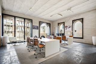 Op de gegeerde Axel Vervoordt-site in Wijnegem, waar historische industriële architectuur en hedendaags design elkaar ontmoeten, bevindt zich...