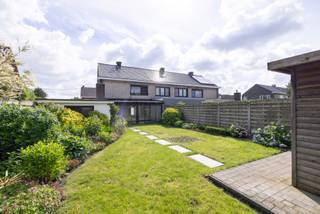 Deze gezellig gelegen woning heeft o.a. 3 slaapkamers, een veranda, inpandige garage en mooie tuin. Op 500m van het centrum, bushaltes, scholen, winkels en horeca. <br />Indeling:<br />* Gelijkvloers: <br />- Inkomhal met gastentoilet<br />- Woonkamer met nieuwe laminaat vloer<br />- Keuken <br />- Veranda <br />- Garage <br />- Wasplaats/berging <br />* Verdieping: <br />- 3 slaapkamers <br />- Badkamer <br />- Nachthal <br />- Tuinhuis in de mooi aangeplante tuin.<br /><br />Bijzonderheden:<br />- Elektriciteitskeuring conform<br />- Akoestische isolatie tussen de woningen<br />- Zonwering op veranda<br />- Spouwmuurisolatie met vlokken<br />- Vliegenramen