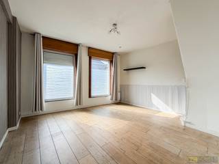 <strong>KNUSSE STARTERSWONING </strong>met een <strong>VERRASSEND RUIME INDELING</strong> te Outrijve (Avelgem). Deze gezellige woning vormt de ideale keuze voor <strong>STARTERS, JONGE GEZINNEN OF INVESTEERDERS</strong> die op zoek zijn naar een <strong>INTERESSANTE OPBRENGSTEIGENDOM</strong>. Op het gelijkvloers geniet u van een aangename zithoek, sfeervolle eetplaats en functionele keuken, aangevuld met een <strong>HANDIGE GROTE BERGING</strong>. Verder beschikt de woning over twee toiletten. Op de verdieping bevinden zich <strong>TWEE VOLWAARDIGE SLAAPKAMERS</strong> en een verzorgde badkamer. De grote zolder biedt bovendien <strong>BIJKOMENDE OPSLAGRUIMTE</strong> of potentieel voor <strong>VERDERE INVULLING ZOALS 2 EXTRA KAMERS</strong>. Dankzij de <strong>CONFORME ELEKTRISCHE INSTALLATIE</strong>, <strong>HOOGRENDEMENTSBEGLAZING</strong>, betonnen gewelven en een <strong>VERNIEUWD DAK</strong>, heeft u reeds een <strong>STEVIGE BASIS</strong>. Deze charmante woning combineert <strong>PRAKTISCHE TROEVEN</strong> met een betaalbaar karakter en vormt een uitstekende opportuniteit voor wie op zoek is naar een instapklare woning of een vastgoedinvestering <strong>MET AANTREKKELIJK VERHUURPOTENTIEEL</strong>.<br /><br />Adres: Heestertstraat 1 te Outrijve (Avelgem)<br /><br />Renovatieplicht van toepassing; P-score: A, G-score: A; Bestuursmaatregelen in maatregelenregister: neen.