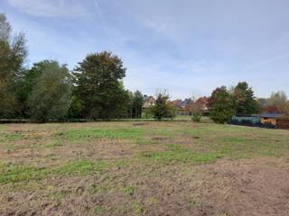 Dit villaperceel in Roeselare vind je nabij het centrum van Beveren. Je woont er in de buurt van winkels, scholen en openbaar vervoer. De grootte van het perceel en de ruime stedenbouwkundige voorschriften (1 of 2 bouwlagen, vlak of hellend dak) bieden je tal van mogelijkheden. We bouwen hier jouw woning, volledig op maat, tegen een vaste prijs. Contacteer ons en ontdek alle mogelijkheden. Een kijkje nemen? Je vindt de ingang van de verkaveling ter hoogte van Onledemeersstraat 24.