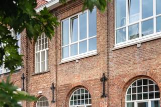 <p><span>Welkom op </span><span> KOTT</span><span>: het nieuwe studentenhuis in de dynamische Doorniksewijk in Kortrijk, gelegen in het hartje van de stad. je bevindt je hier op’op wandelafstand van het station en het stadscentrum. Je kunt je gemakkelijk met de fiets naar je campus begeven. Hoorcolleges, je kamer, een café of een supermarkt? Alles is dichtbij. Kortom,’is een toplocatie om alles uit je studentenleven te halen!</span></p><p><span> </span></p><p><span>KOTT is gevestigd in de Boerderijstraat (op de hoek van de Doorniksewijk en de Boerderijstraat) op de plek van de voormalige school Stella Maris. De iconische buitenkant is bewaard gebleven, maar binnen is alles gerenoveerd. Denk aan plafonds tot 4,5 meter hoog, grote ramen en veel natuurlijk licht. </span></p><p><span> </span></p><p><span>Binnen in het gebouw,’, vind je een vriendelijke studentengemeenschap met open keukens, ontspanningsruimtes en een groene binnenplaats waar je kunt chillen tussen de studiesessies door. Je fiets? Die kun je veilig stallen in de ondergrondse fietsenstalling. </span><span>🚲</span></p><p><span> </span></p><p><span>Je kiest zelf hoe je wilt wonen: een kamer, een studio, een duplexwoning of een studentenflat om te delen met vrienden. </span><span>🏡</span></p><p><span> </span></p><p><span>Comfort KOTT</span><span> <br />Grootte vanaf 17 m² </span><span> |</span><span> Eigen badkamer</span></p><p><span><br />Specificaties:<br />- Huur: 415,00 euro + 100,00 euro gemeenschappelijke kosten </span></p><p><span>- Privé studentenkamer</span></p><p><span>- Eigen badkamer met douche, wastafel en toilet </span></p><p><span>- Gedeelde keuken</span></p><p><span>- Gedeelde ontspanningsruimtes</span></p><p><span> </span></p><p><span>Geïnteresseerd om een van de nieuwe bewoners te worden? Boek dan nu een bezichtiging via onderstaande link: </span></p><p><span><span>https://yourent.pillar.estate/request-visit?access_token=fce10d79-1bf1-4737-acd3-2b8dedf115ab</span></span><span> </span></p><p><span> </span></p><p><span>Wenst u nog geen bezoek maar bijkomende info? Neem dan contact op met Pillar via <span>info@pillar.estate</span></span><span> of telefonisch op het nummer 033 695 695. <br /><br />*De oppervlaktes zijn ter indicatie. Pillar kan niet verantwoordelijk worden gehouden voor de juistheid van de verstrekte informatie. </span></p><p><span> </span></p>
