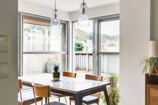Te koop te GERAARDSBERGEN
Verkoopsinfo : Pieter Cardoen 0475 36 12 52, pieter@cornelis-goeman.be
Dit instapklaar duplex, dakappartement in deze kleine residentie is o.a. toegankelijk via de lift tot de bovenverdieping. Via de inkomhal ( + gastentoilet) komt u in de ruime en lichtrijke woonruimte met open keuken. Deze keuken omvat alle hedendaags comfort en werd stijlvol ingericht met o.a authentieke cementtegels.
Via het grote schuifraam komt u op het ruime dakterras waarop u op elk moment (van 's ochtends tot zonsondergang) van de dag kan genieten van de zon en het zicht op stad.
De woonruimte (+ airco) heeft ook een grote raampartij wat resulteert in een aangename leefruimte, met aansluitend ook nog een berging (o.a. plaats voor wasmachine)
De bovenverdieping omvat de nachthal, twee slaapkamers (+ airco) en badkamer (met dubbele , wastafel, toilet, inloopdouche, ...)
Bijkomende troeven:
- instapklaar
- lichtrijk
- op wandelafstand van verschillende scholen, de markt en handelscentrum
- beschikbaar bij akte
- enig appartement op bovenverdieping, dus geen naast buren
- mogelijkheid op bijkomend ook nog een overdekte garageplaats aan te kopen (niet inbegrepen in vermelde prijs)
Interesse in bijkomende info of een bezoek ? Klink dan op de button " infoaanvraag/afspraak" op deze pagina.
Vermelde afmetingen in deze advertentie zijn informatief en niet bindend.