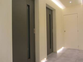Dit energiezuinig 1-SLK appartement (48m²) is gelegen op de vesten langs de rand van de Mechelse binnenstad.<br />Winkels, openbaar vervoer en station zijn vlot bereikbaar op wandel- of fietsafstand. De algemene inkomhal van het gebouw werd zeer recentelijk vernieuwd en geeft een trendy indruk. Liften zijn volledig vernieuwd en conform wetgeving. Indeling flat: inkomhal, living op parket met aansluitend een terras, keuken (voorzien van gaskookplaat, dampkap, gecombineerde frigo/diepvries, ingebouwde microgolfoven, vaatwasmachine), badkamer (inloopdouche, lavabo, toilet), afzonderlijke slaapkamer.<br />Vanuit living en slaapkamer een mooi vergezicht over de stad.<br />Dit pand is ideaal als starterswoning of als studentenverblijf, maar zeker ook als investeringsobject met een mooi rendement.<br />Lift aanwezig in het gebouw.<br />EPC = label B<br />Er is steeds voldoende parkeermogelijkheid in de onmiddellijke omgeving van het gebouw (gratis parkeren met bewonerskaart)<br />Voor meer info of een bezoek ter plaatse contacteer Anne Raets via 0471/57 12 13 of stuur een mail naar info@buro14.be.