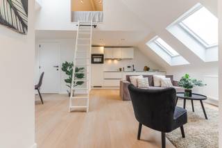 LiggingDeze lichtrijke flat is rustig gelegen. Toch ben je onmiddellijk in het centrum van Gent.In de nabijheid vind je winkels, openbaar vervoer,...
