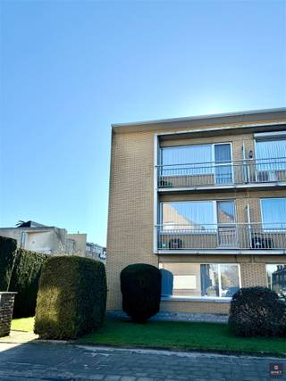 RUSTIG GELEGEN APPT. MET 2 SLPKS EN GARAGE Dit zeer praktisch ingerichte hoekappartement op het gelijkvloers geniet van een uitzonderlijke lichtinval...