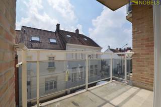 INSTAPKLAAR EN ENERGIEZUINIG APPARTEMENT, gelegen op een UITSTEKENDE LOCATIE IN HET CENTRUM van Oudenaarde, op WANDELAFSTAND van het station. Dankzij de CENTRALE LIGGING bevinden winkels, scholen, horeca, openbaar vervoer en andere voorzieningen zich binnen handbereik, waardoor u geniet van een IDEALE COMBINATIE van WOONCOMFORT en BEREIKBAARHEID. Dit VERZORGDE APPARTEMENT beschikt over een ENERGIEZUINIG KARAKTER en werd in 2025 voorzien van een NIEUWE CONDENSERENDE GASKETEL, wat bijdraagt aan een AANGENAME en EFFICIËNTE WOONERVARING. Een ABSOLUTE MEERWAARDE vormen de PRIVATIEVE, OVERDEKTE AUTOSTAANPLAATS en de PRIVATIEVE BERGING, die zorgen voor EXTRA COMFORT en PRAKTISCH GEBRUIKSGEMAK.<br />De indeling gaat als volgt: via de inkomhal met gastentoilet betreedt u de ruime en lichtrijke leefruimte met open ingerichte keuken. Verder beschikt het appartement over een ingerichte badkamer en 2 volwaardige slaapkamers, waardoor het perfect geschikt is voor starters, alleenstaanden, koppels of investeerders.<br />Buitenshuis geniet u van een knus en zonnig terras, waar u in alle rust kan ontspannen. De gelijkvloerse, overdekte autostaanplaats en de privatieve berging maken het geheel compleet.<br /><br />Adres: Broekstraat 94 bus 0302 te Oudenaarde<br /><br />EPC: 74kWh/m²; G-score en P-score C; Geen renovatieverplichting van toepassing; Bestuursmaatregelen in het maatregelenregister: Neen; Beschikbaar na opzeg aan huurders