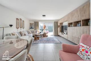 Appartement récent au rez-de-chaussée avec 3 chambres et place de parkingCet appartement prêt à être emménagé allie confort, espace et finitions modernes.L'espace de vie lumineux avec une belle cuisine ouverte - entièrement équipée avec tous les appareils - est le cœur de la propriété.L'appartement comprend trois chambres à coucher spacieuses, une salle de bains élégante avec un meuble lavabo, une baignoire et une douche spacieuse à l'italienne.De plus, vous bénéficierez d'une place de parking et de la commodité de vivre au rez-de-chaussée.Une propriété idéale pour ceux qui recherchent le confort et la fonctionnalité, à proximité des commerces, des écoles et des transports publics.