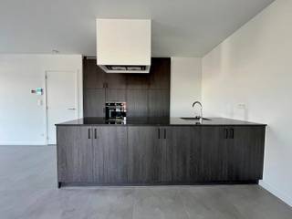 INDELINGRuime inkomhal met ruimte voor een vestiairekast.Apart toilet.Badkamer met inloopdouche, bad en dubbele spoelbak.Ruime berging met...