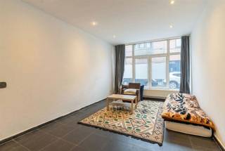 <p>Bent u op zoek naar een veelzijdige woning met tal van mogelijkheden? Deze eigendom, bestaande uit een gelijkvloers appartement en een ruime duplex, combineert comfort, licht en flexibiliteit. Ideaal voor gezinnen die samen willen wonen met behoud van privacy, of als interessante investering met mooi rendement.</p><p>Het gelijkvloers appartement beschikt over een lichtrijke leefruimte met open keuken en grote raampartijen. Verder zijn er twee ruime slaapkamers, een badkamer en een praktische wasruimte. Aansluitend vindt u een terrasje. Via de lichtrijke traphal bereikt u de duplex. Vanuit de gang heeft u toegang tot een ruim dakterras.<br />De duplex omvat een ruime living met open keuken en badkamer op de eerste verdieping, en een volwaardige slaapkamer op de bovenverdieping.</p><p>De woning is voorzien van dubbele beglazing en heeft een EPC-score C, zonder renovatieverplichting.<br />Bovendien is het centraal gelegen, op wandelafstand van winkels, supermarkten en lokale handelszaken. Dankzij de vlotte bereikbaarheid en nabijheid van voorzieningen geniet u hier van een ideale combinatie tussen rust en praktisch wonen.<br />Perfect als kangoeroewoning, co-housing of investering met verhuurmogelijkheden!</p><p>Wenst u meer informatie of had u graag een bezichtiging gewenst? <br />info@markasa.be of 03/827.72.92</p>