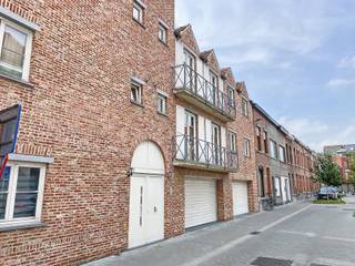 Zeer gunstig gelegen appartement op 200 m van het station en op 500m van het centrum. Indeling: inkom met gastentoilet en berging, leefruimte met open, geïnstalleerde keuken en 2 slaapkamers, een badkamer met ligbad én douche en een wasplaats. Eén autostaanplaats in de garage is in de huurprijs inbegrepen. Gemeenschappelijke kosten bedragen 50 euro.