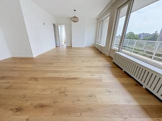 <strong>Hoekappartement</strong> volledig gerenoveerd en geschilderd met terras op de 5e verdieping.<br /><br />Indeling: <br />Inkom, living met open keuken en deuren naarhet ruim terras, waskamer, 3 slaapkamers, badkamer, toilet.<br /><br />Bijzonderheden:<br />Garagebox kan bijgekocht worden aan 27.500 euro.<br />Kelderberging inbegrepen.<br />Afvalbeheer in het gebouw.